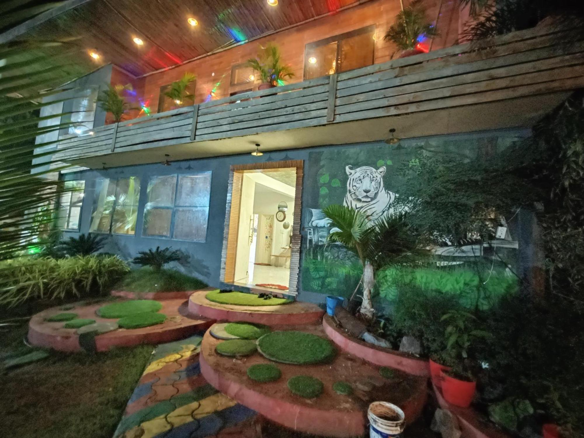 Leopard Farmhouse Mhow Luaran gambar